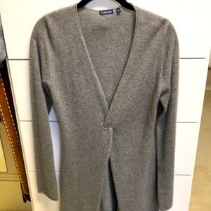100% Cashmere. Super soft no pilling. Long sleeve pull over. Knot front.
